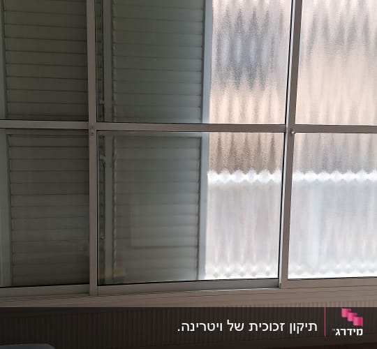 חלון זכוכית עם כלי עבודה על הרצפה